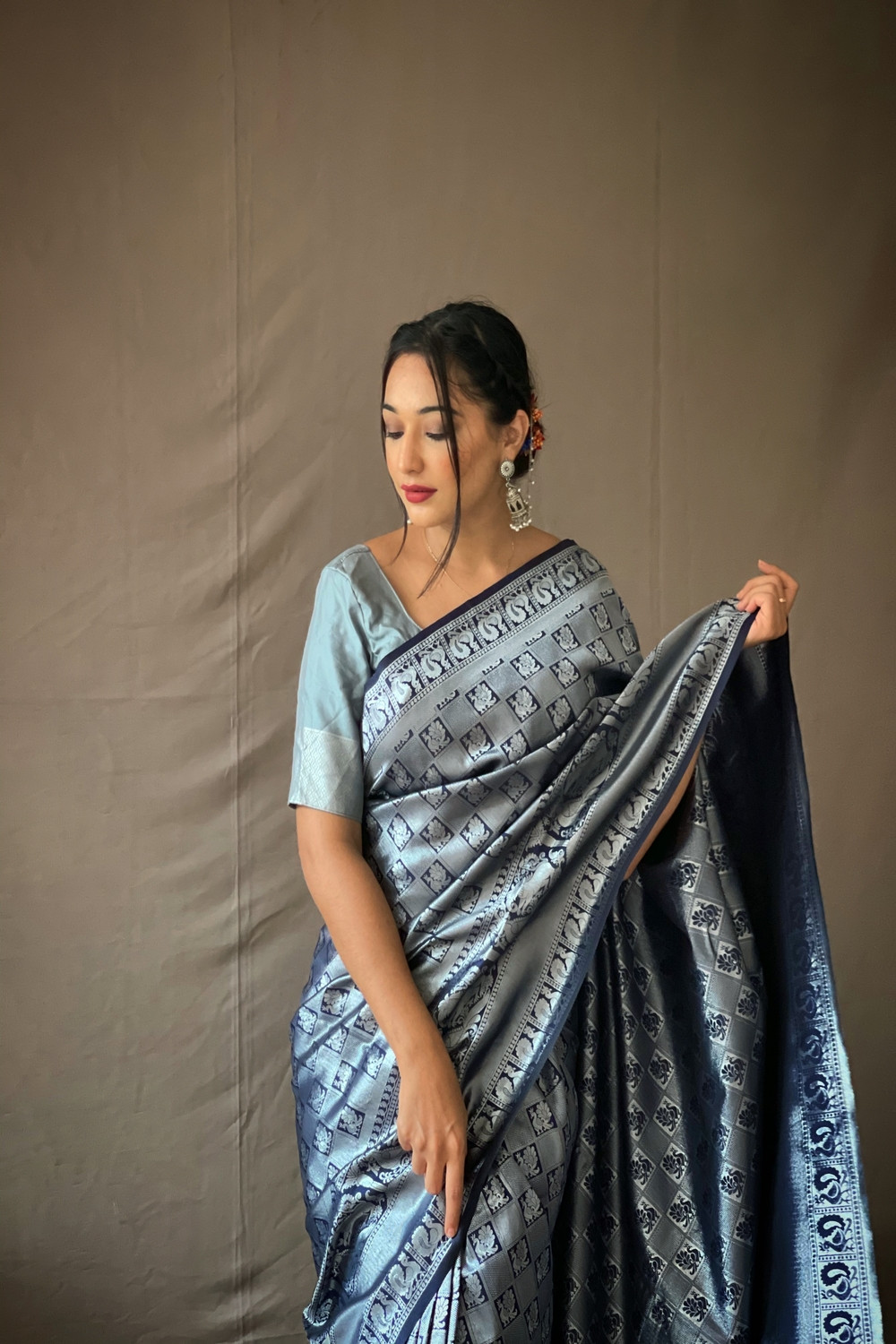 Silver zari Woven Pure Kanjeevaram Silk handloom saree - Navy Blue