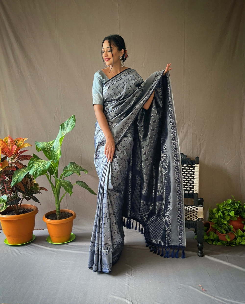Silver zari Woven Pure Kanjeevaram Silk handloom saree - Navy Blue