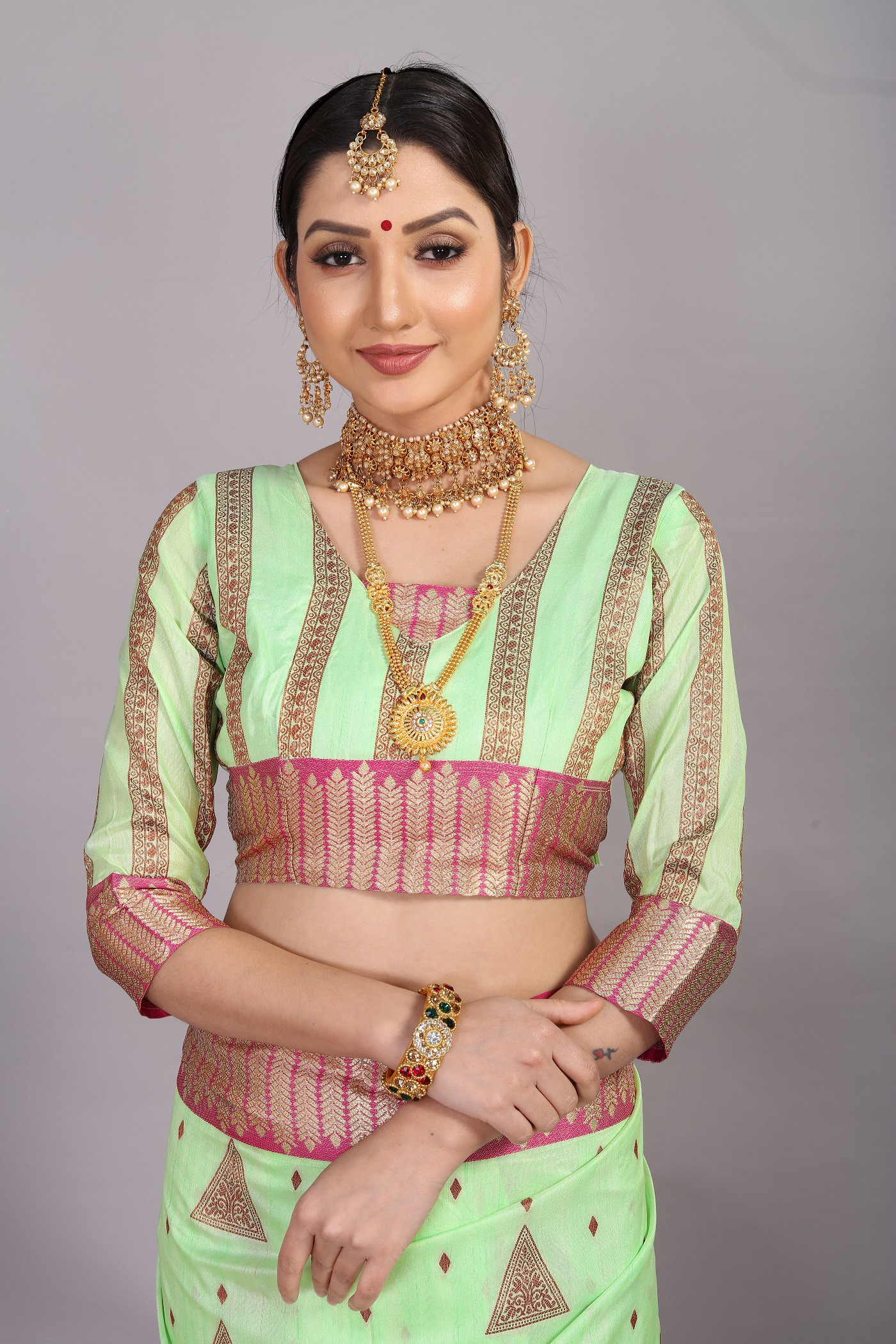 Gold zari woven dola silk saree with rich pallu - Light Green