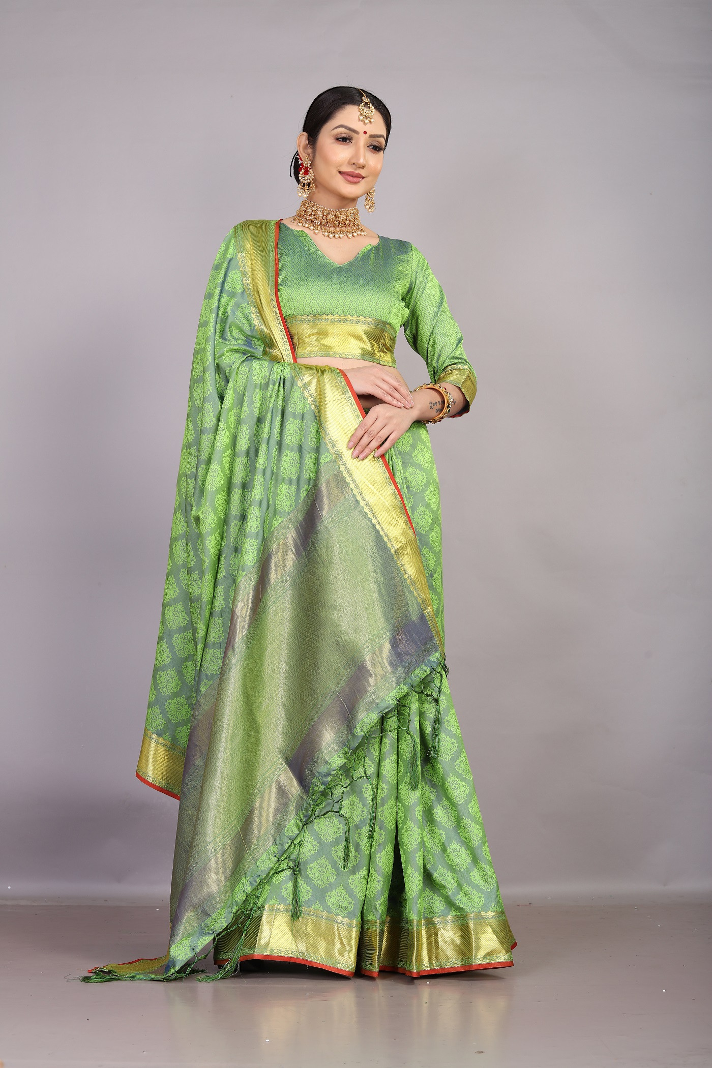 Tansui Silk saree with Gold zari woven border and rich Pallu - Green