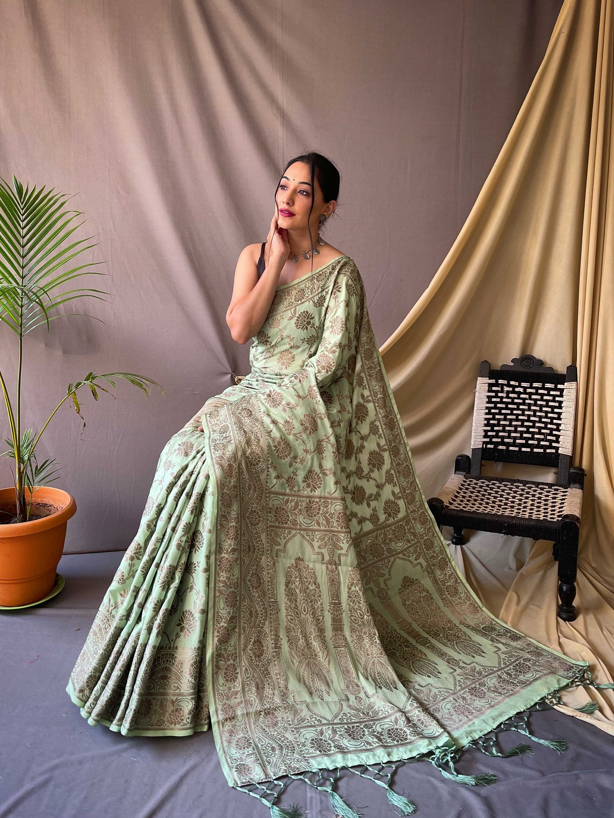 Copper Zari jaal woven Pure Cotton saree - Light Green