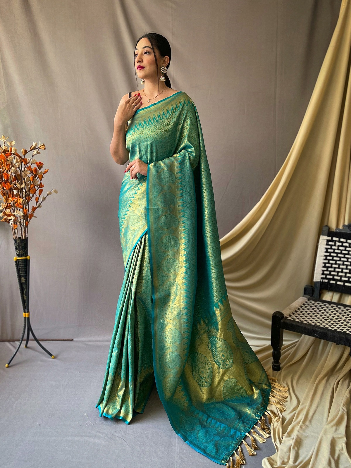 Pure kanjeevaram silk Saree with Gold zari woven Rich Pallu - Green