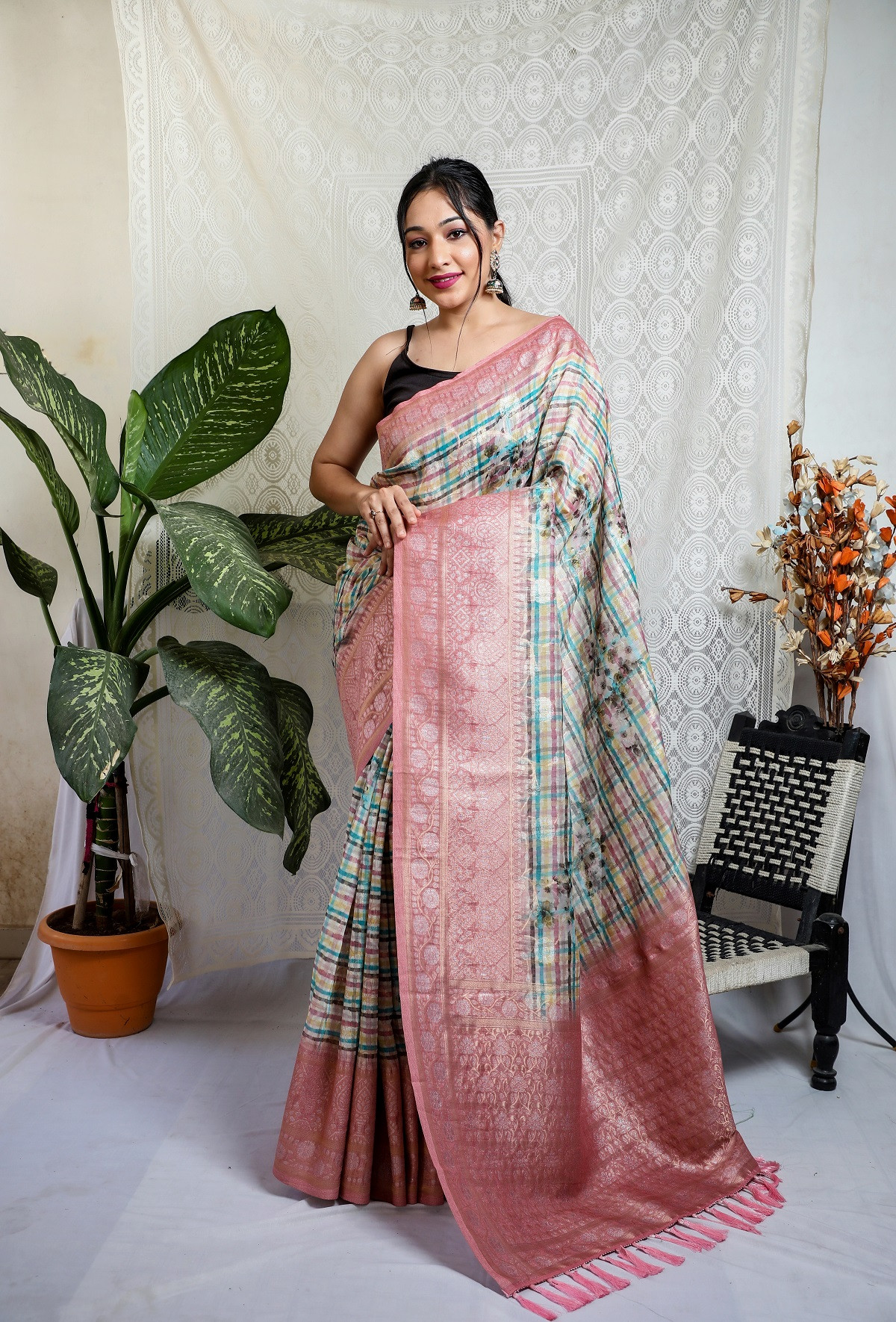 Pure linen Jaal woven saree with checkered prints - Pink