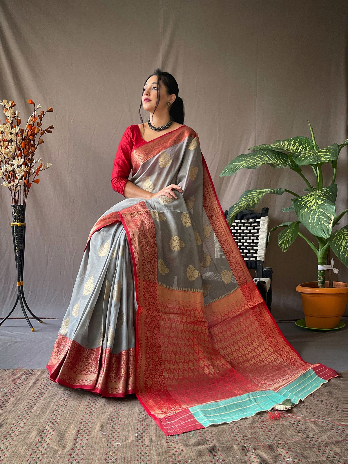 Pure linen silk Zari woven saree with contrast border & Pallu - Grey