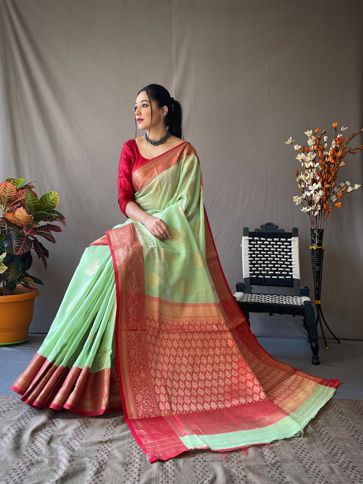 Pure linen silk Zari woven saree with contrast border & Pallu - Green