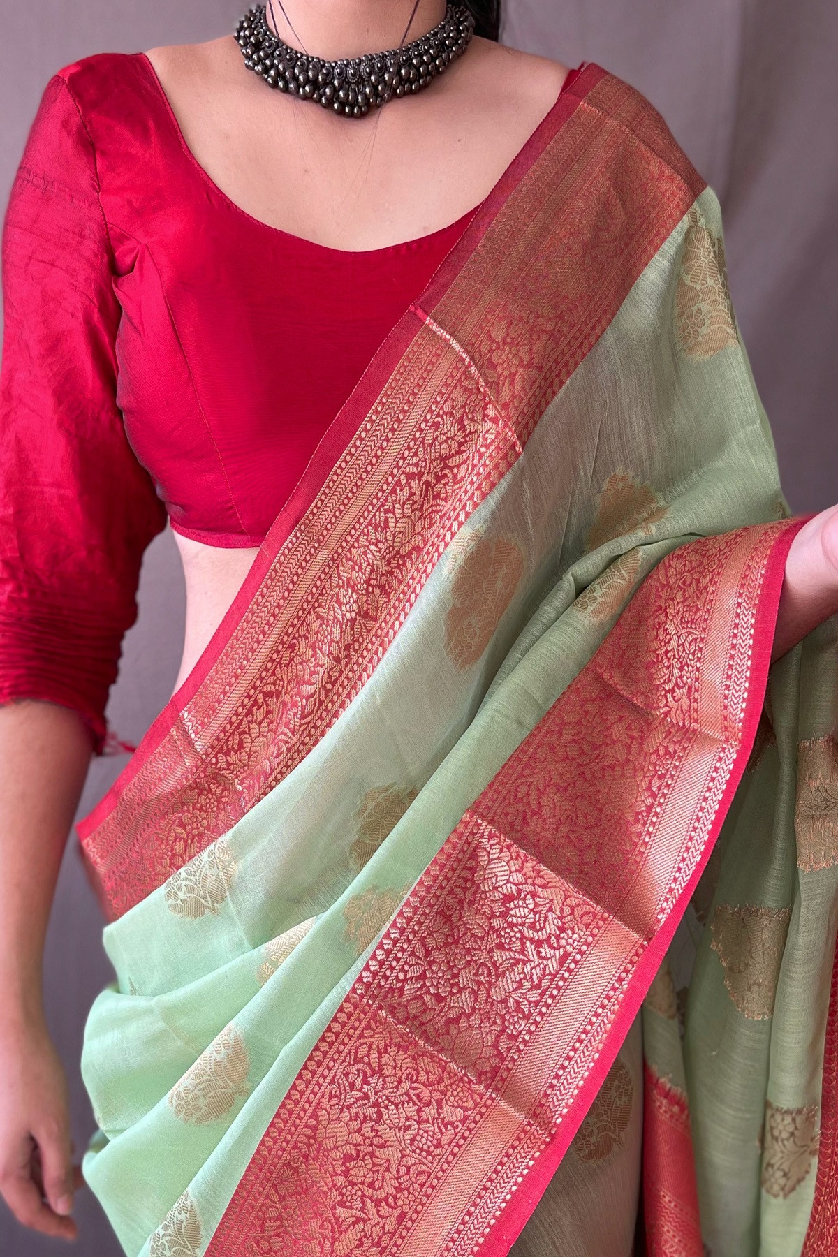 Pure linen silk Zari woven saree with contrast border & Pallu - Green