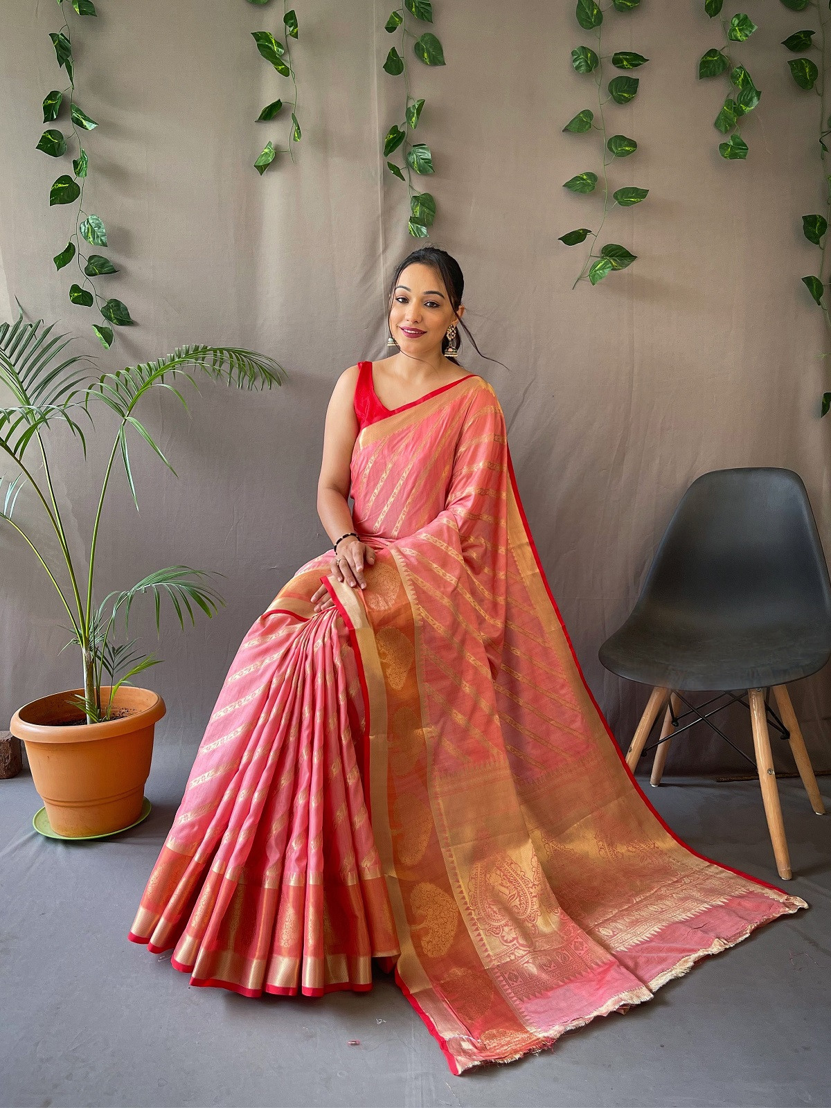 Pure Cotton Gold zari Lehariya woven saree - Pink