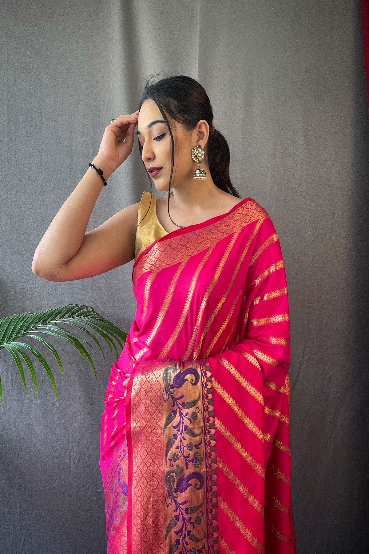 Gold zari lehariya woven Banarasi Soft silk saree - Pink