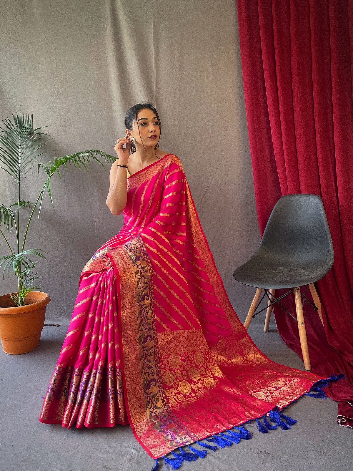 Gold zari lehariya woven Banarasi Soft silk saree - Pink