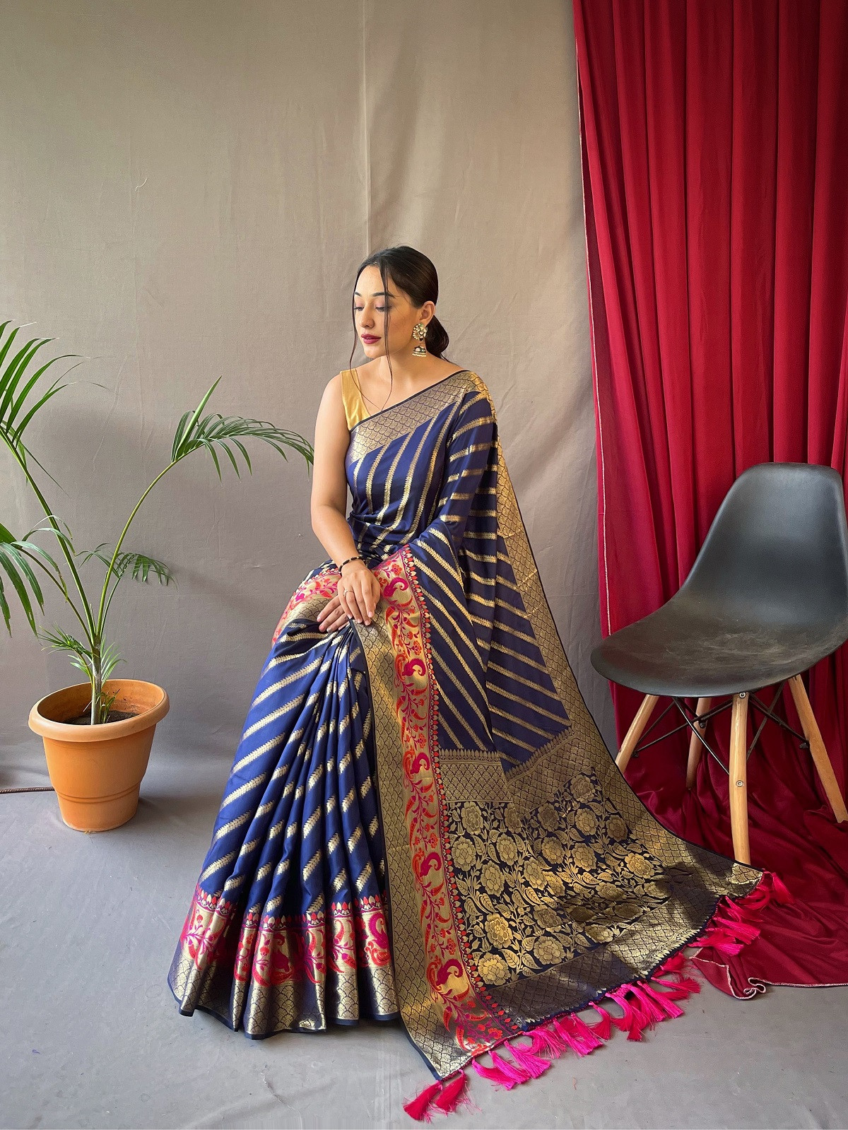 Gold zari lehariya woven Banarasi Soft silk saree - Nave Blue