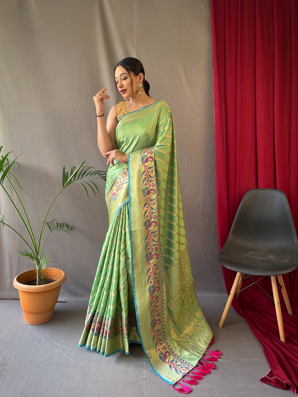 Gold zari lehariya woven Banarasi Soft silk saree - Light Green