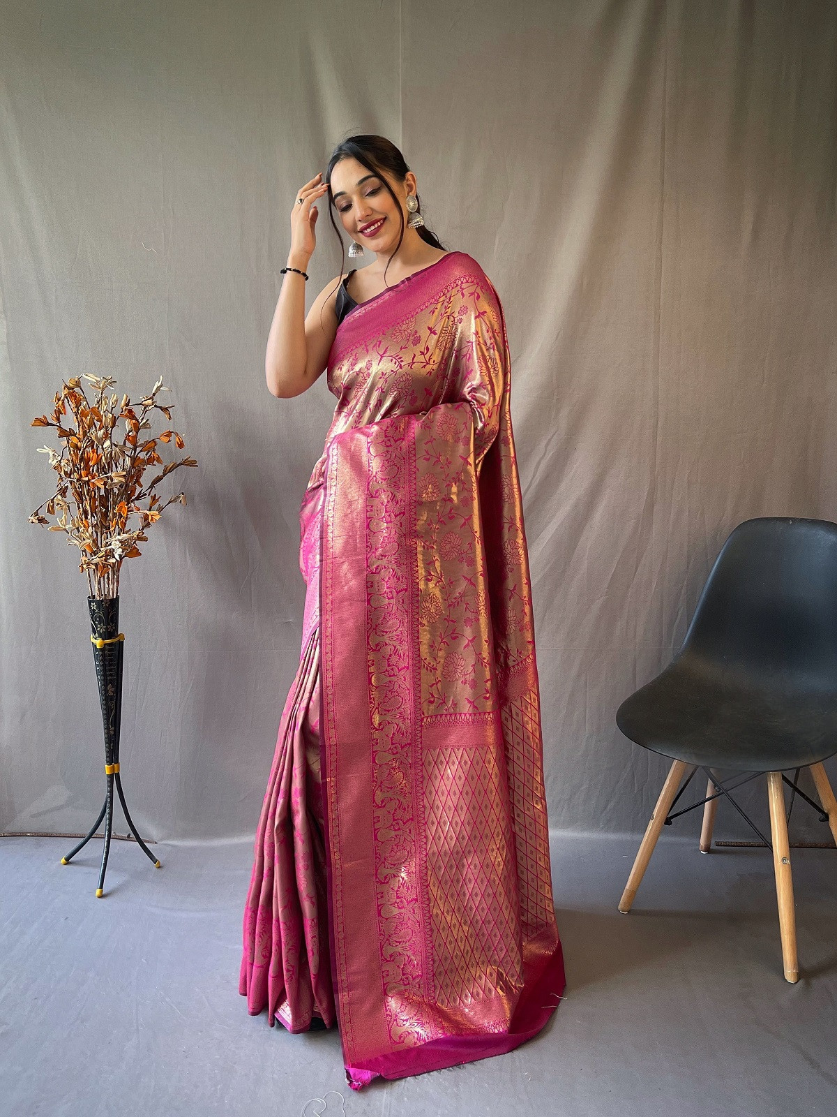 Gold zari Jaal woven Pure kanjeevaram silk Saree - Pink