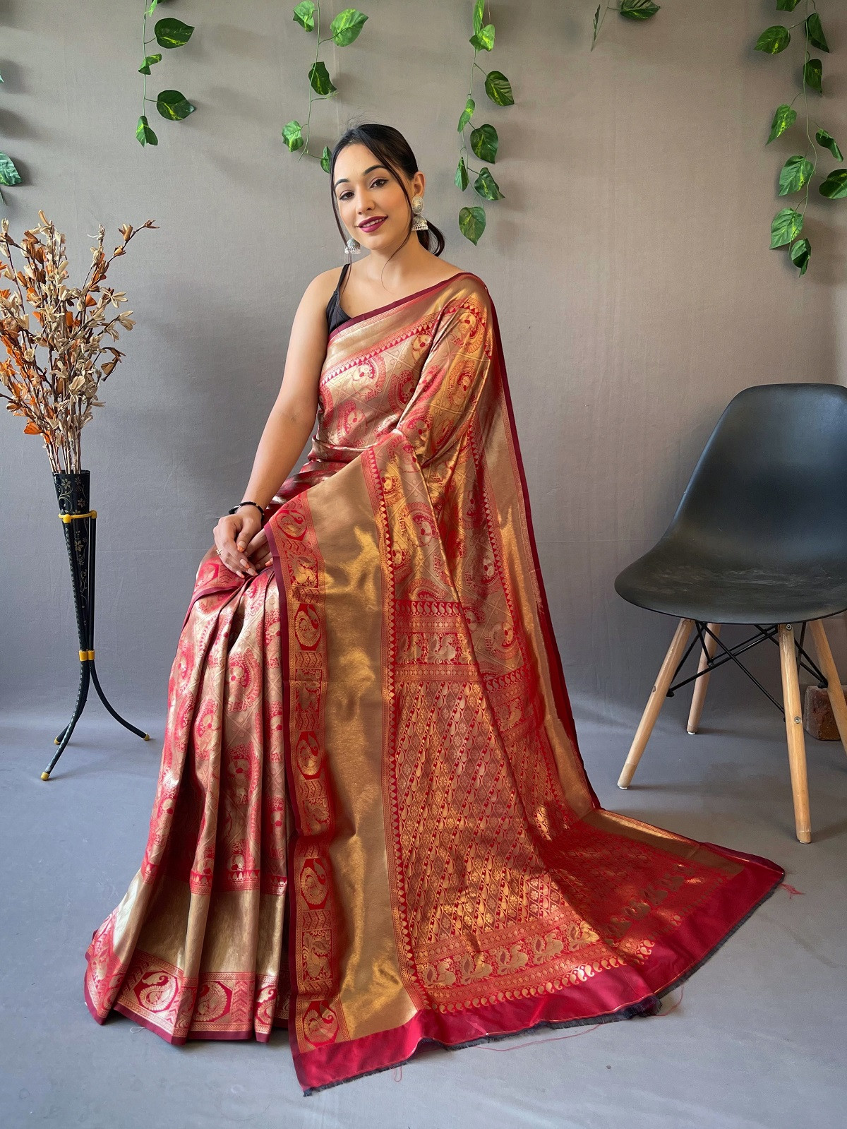 Gold zari Peacock woven Pure kanjeevaram silk Saree - Red