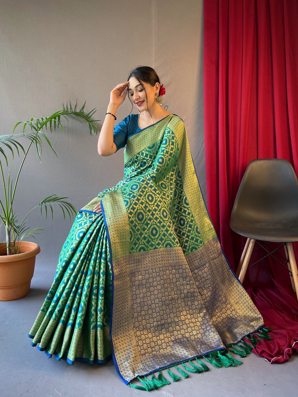 Patola Silk saree with gold Zari meenakari weaves border Pallu - Green