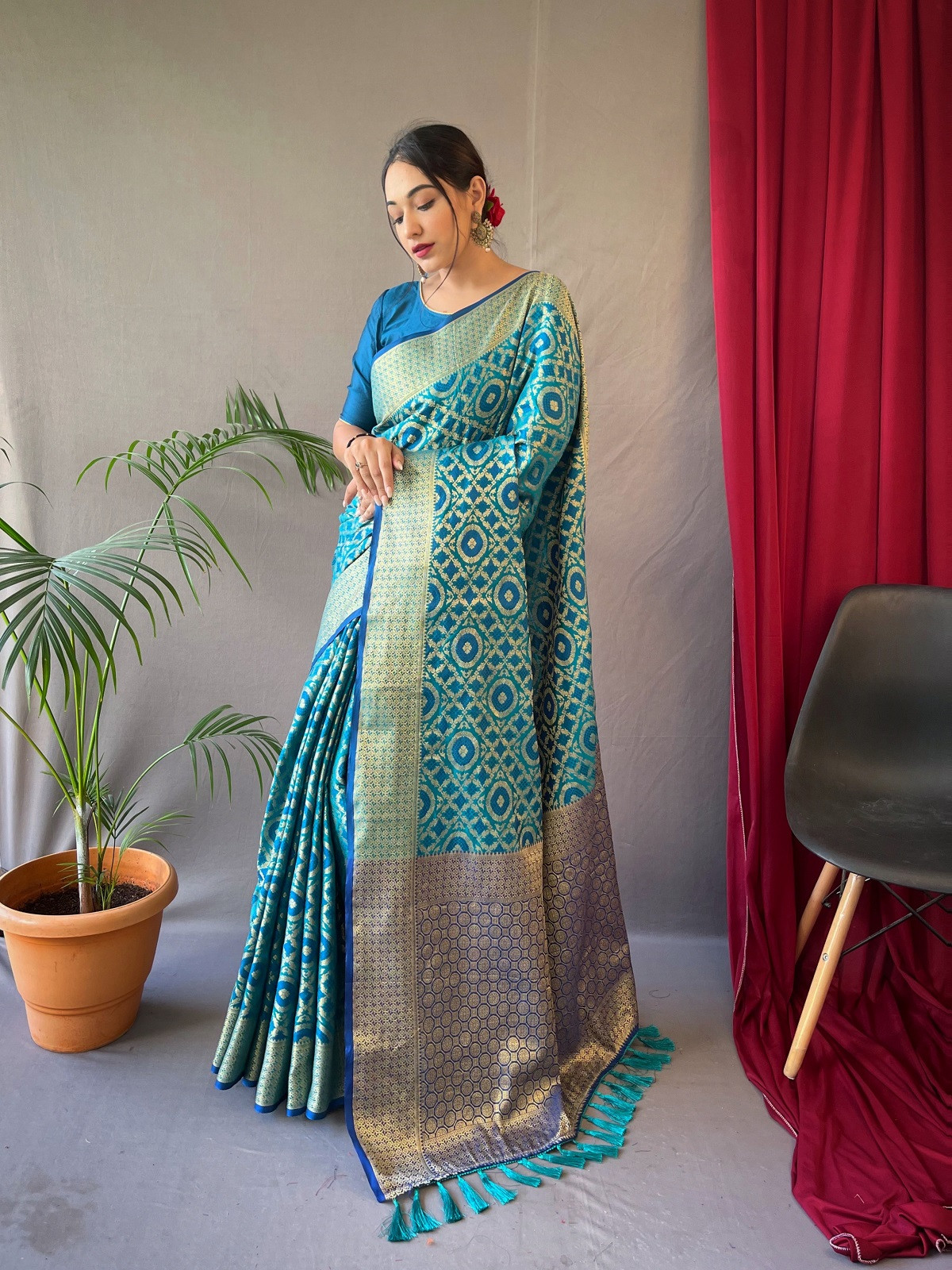 Patola Silk saree with gold Zari meenakari weaves border Pallu - Blue