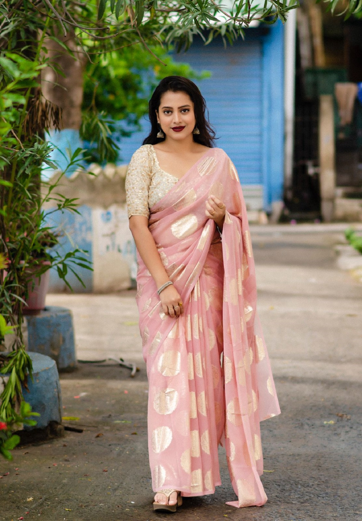 Pure Georgette Saree with gold zari weaving motifs - Pink