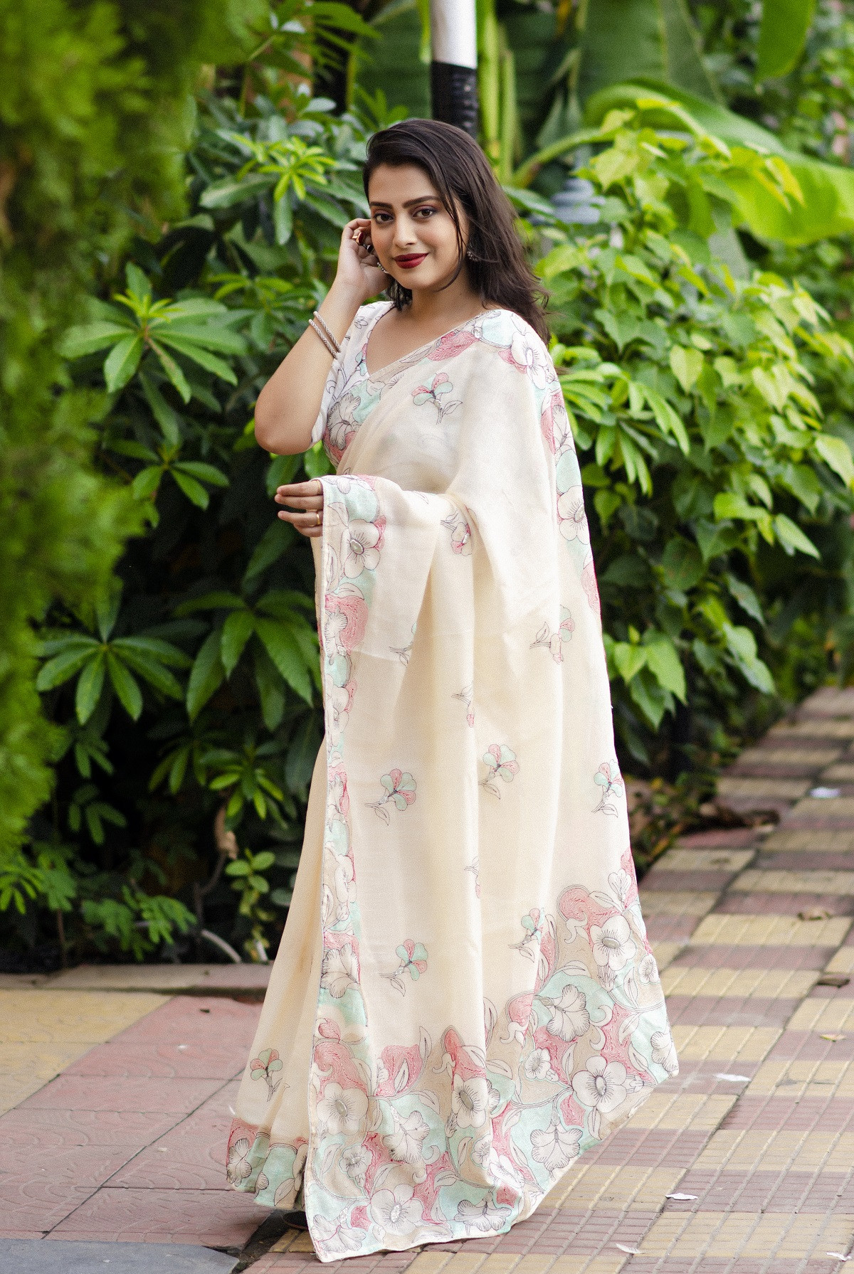 Pure Linen Designer Saree With pencil Embroidery & Rich Pallu - White