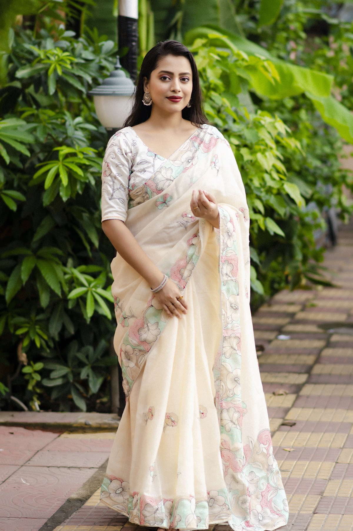 Pure Linen Designer Saree With pencil Embroidery & Rich Pallu - White