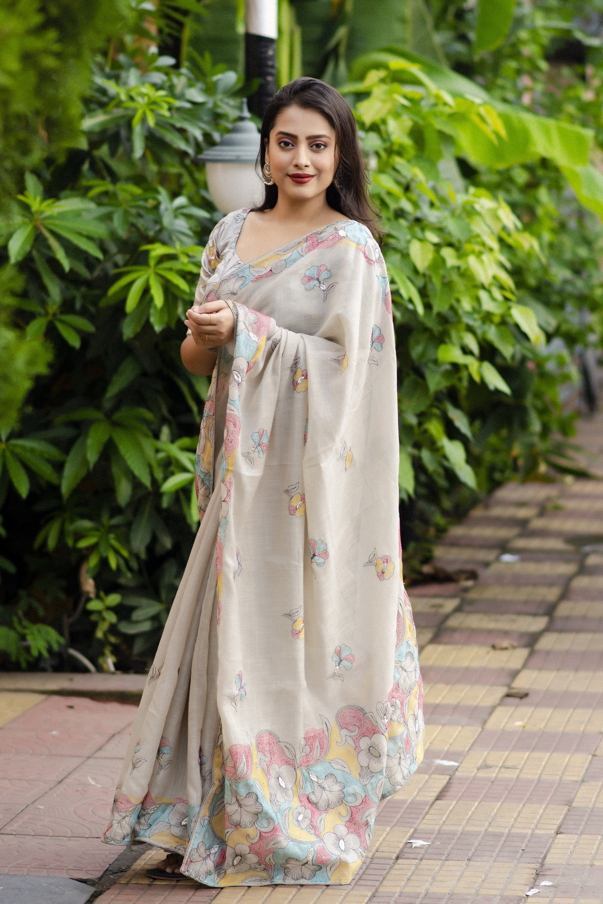 Pure Linen Designer Saree With pencil Embroidery & Rich Pallu - Grey