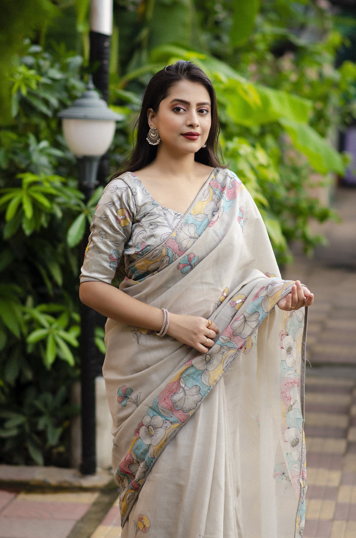 Pure Linen Designer Saree With pencil Embroidery & Rich Pallu - Grey