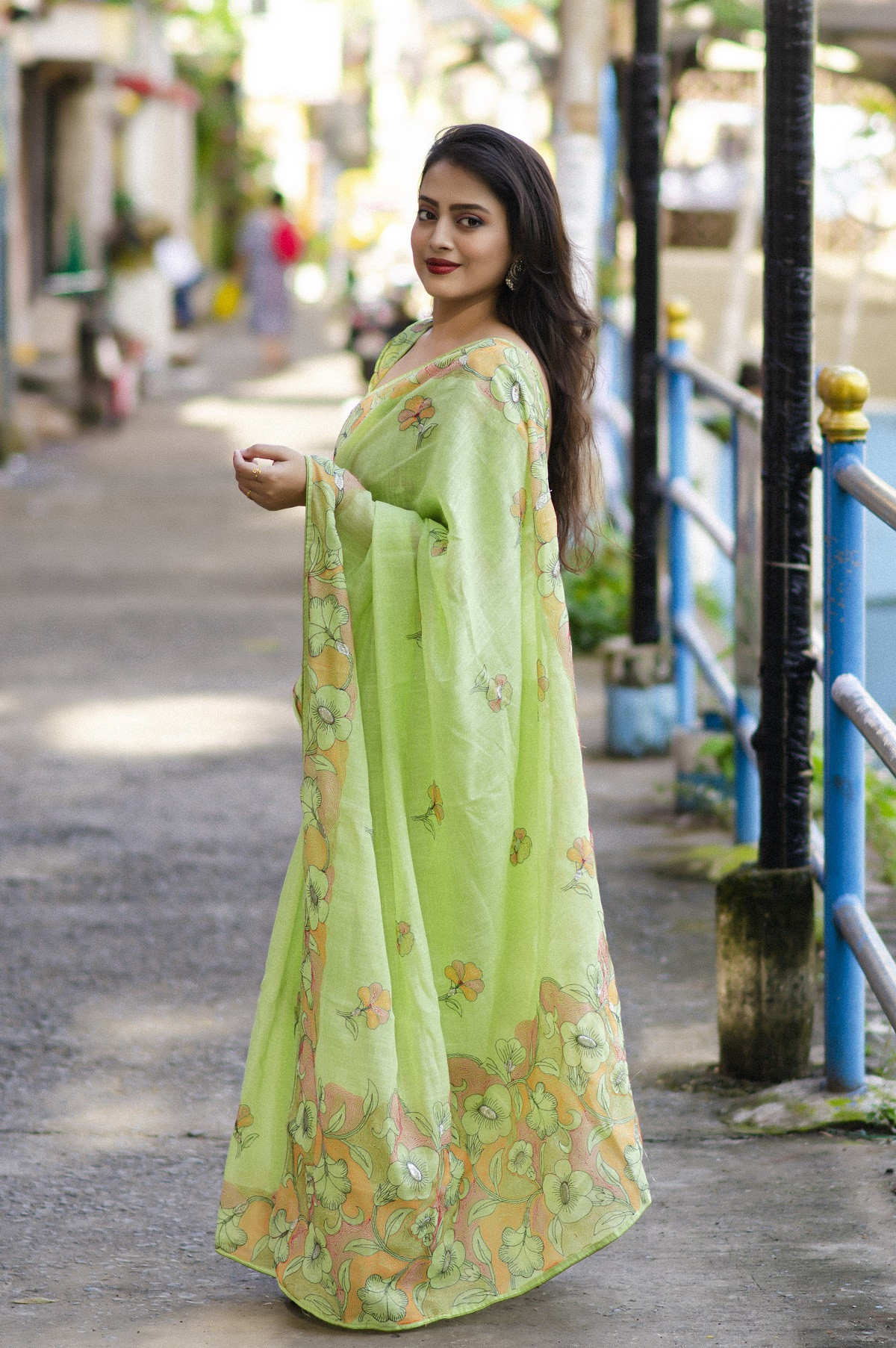 Pure Linen Designer Saree With pencil Embroidery & Rich Pallu - Green