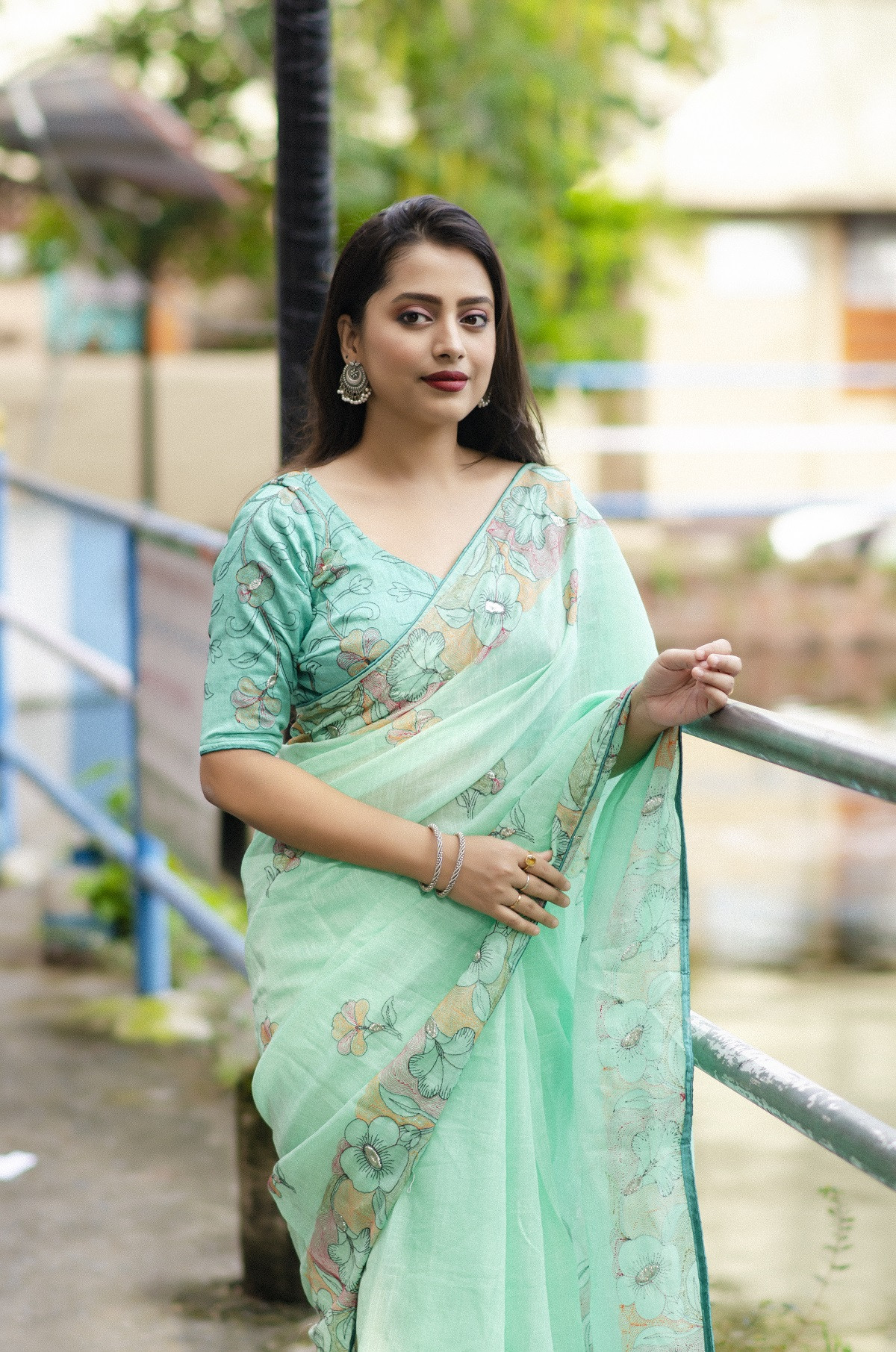 Pure Linen Designer Saree With pencil Embroidery & Rich Pallu - Blue