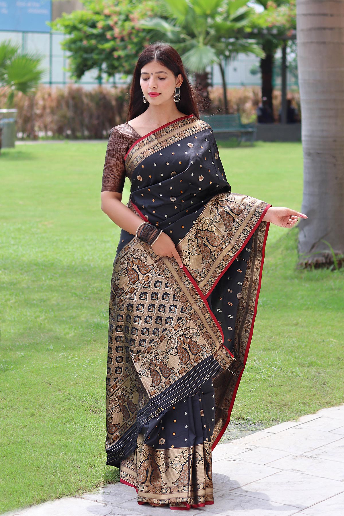Soft Silk Saree With Gold & Copper Zari Woven With Rich Pallu - Black