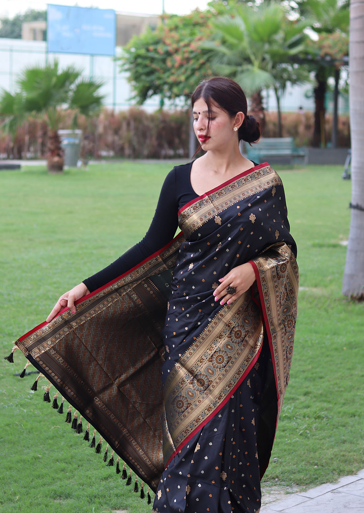 Beautiful Soft Silk Saree With Gold Zari Woven & Rich Pallu - Black