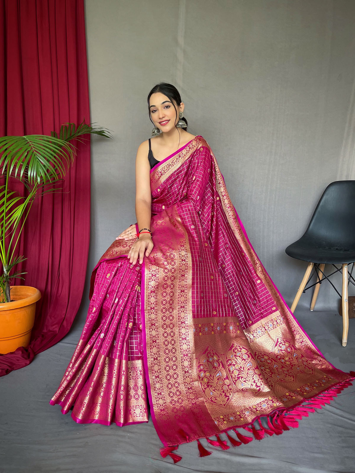 Soft Silk Saree With Checks Gold Zari Woven & Rich Pallu - Pink