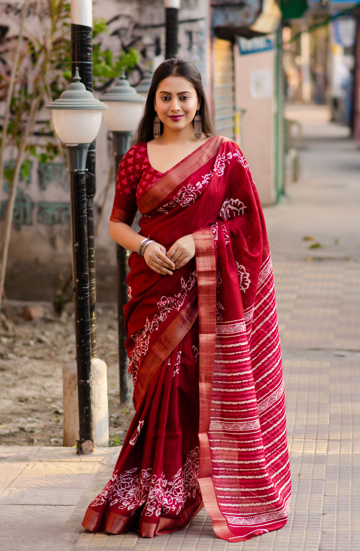 Beautiful Soft Silk Saree With Zari Woven & Batik Print - Red