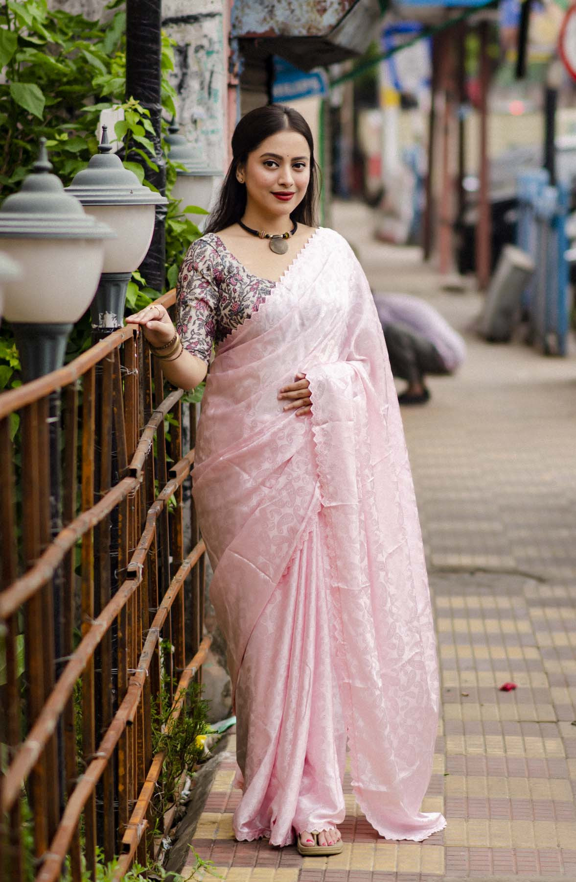 Crêpe silk woven saree with cutwork border – Pink