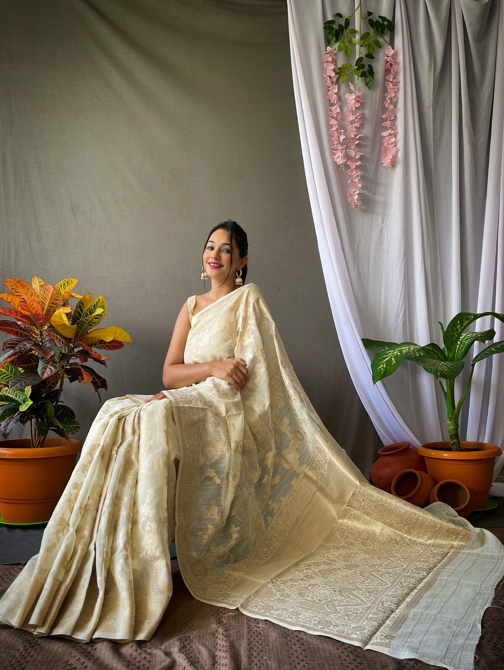 Linen Silk Saree with Zari Jaal Weaving with Rich Pallu - Off White