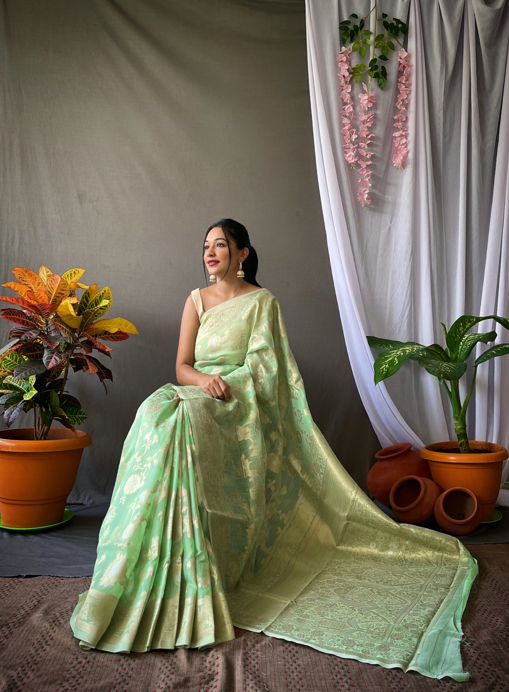 Linen Silk Saree with Zari Jaal Weaving with Rich Pallu - Light Green