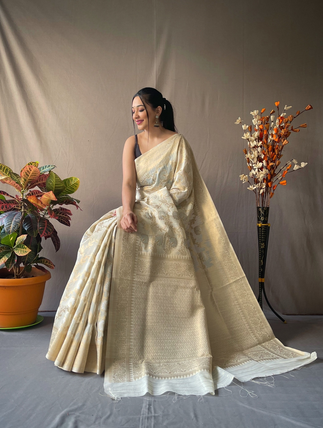 Linen Silk Saree with Zari Jaal Weaving And  Rich Pallu- Off White