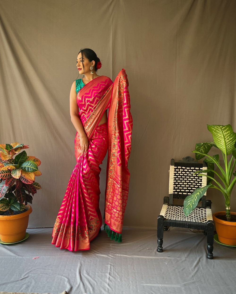 Gold zari Woven Banarasi silk saree with meenakari border -  Pink